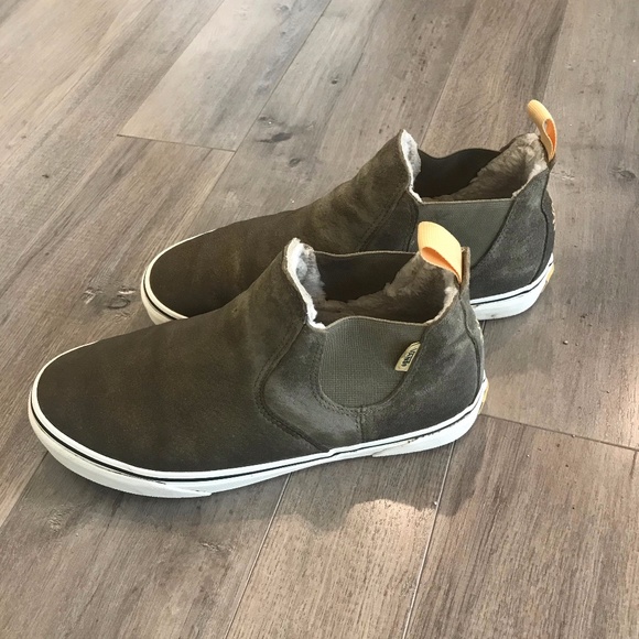 vans slip on mid mte